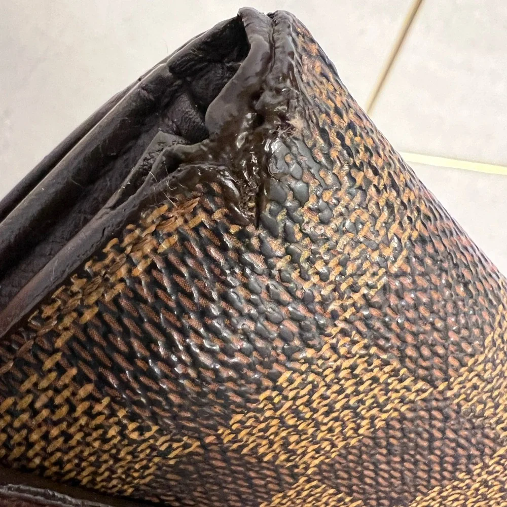 Louis Vuitton compartment date